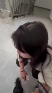 把小骚货拉到楼道里操