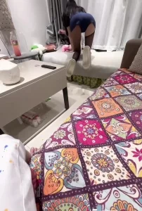 小姨子口含跳跳糖给姐夫口交 沙发飘窗前被姐夫后入猛操内射！